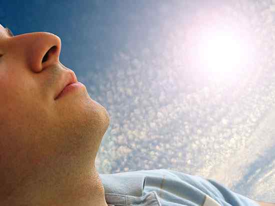دوری از نور خورشید برای پیشگیری آفتاب سوختگی | مجله سلامتی تک آشپز