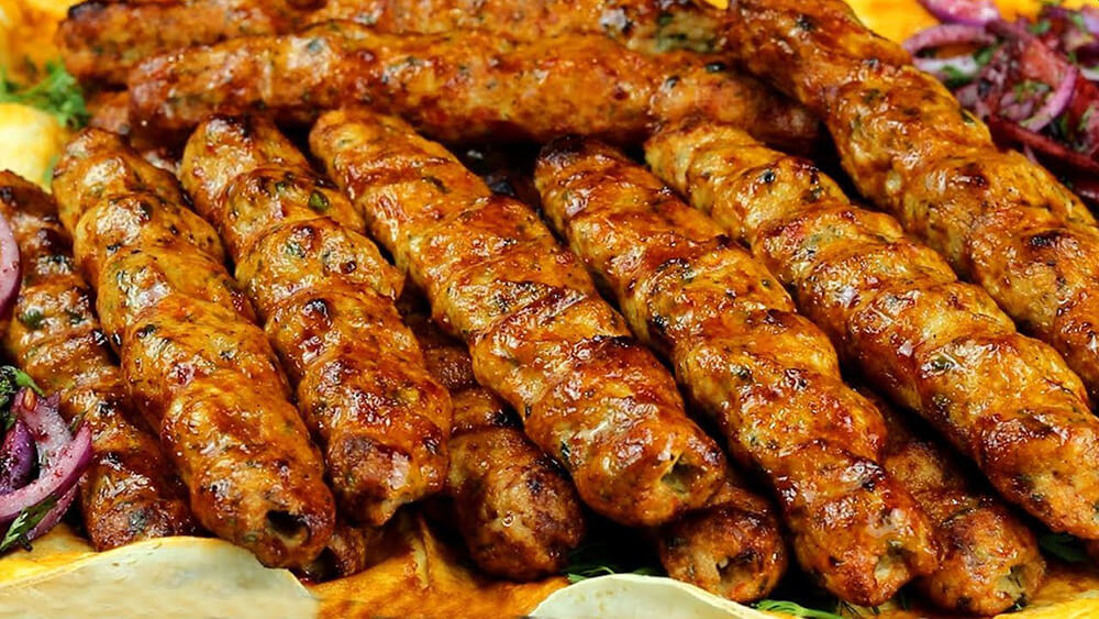 طرز تهیه کباب کوبیده مرغ؛ لذیذ، سالم و آسان در خانه 2 فوت و فن کباب کوبیده مرغ