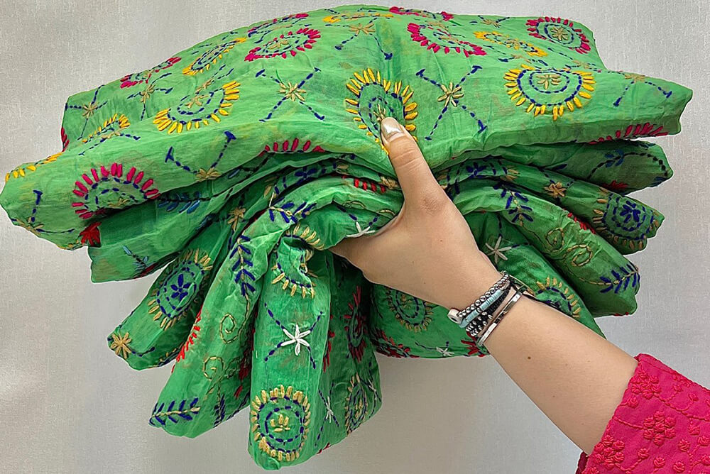 بررسی لطافت پارچه کوک دوزی هندی