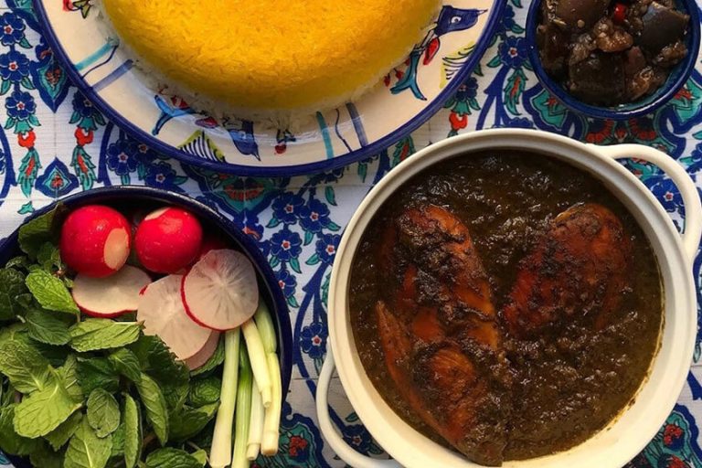 مرغ ترش با رب انار