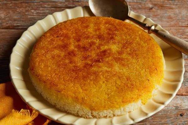 طرز تهیه ته دیگ بی نقص و برشته؛ ترفندهای طلایی که رستوران ها استفاده می کنند 1 تهیه ته دیگ رستورانی