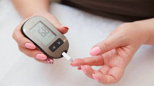 نمونه گیری آزمایش قند خون در منزل